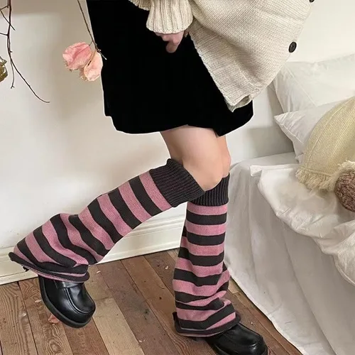 Vista 4 de Calcetines largos japoneses Harajuku lindos calentadores de piernas Y2k para mujer, leggings de punto punk, polainas, accesorios góticos kawaii