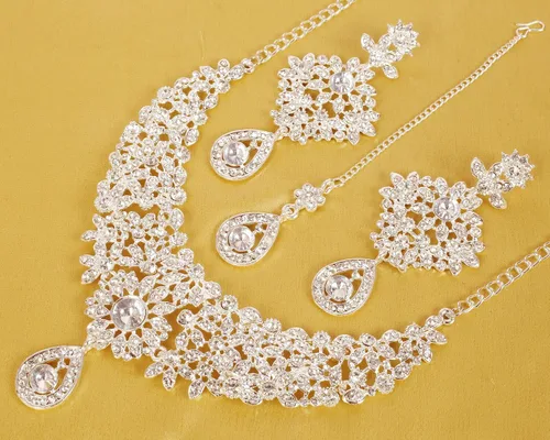 Vista 3 de Touchstone Conjunto de collar de joyería nupcial de diseño nupcial con diamantes de imitación blancos y zafiro sintético azul para mujeres en oro
