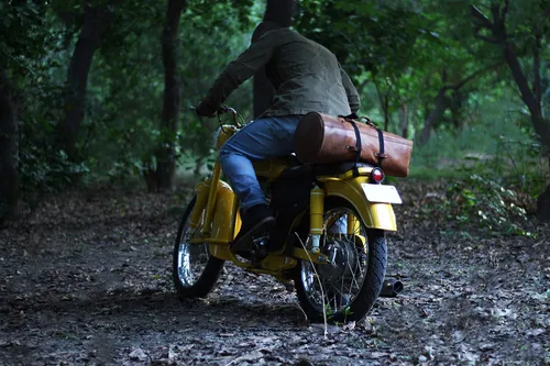 Vista 4 de Bolsa de lona para motocicleta de cuero genuino de grano completo resistente de inspiración militar Alforja Bolsa de fin de semana Con correas