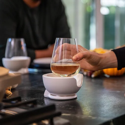 Vista 2 de VoChill Enfriador de copas de vino sin tallo Mantén el frío en tu copa Fabricado en Estados Unidos El original Recongelable Chill Cradle™