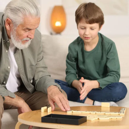 Vista 5 de Trademark Games - Juego de dominó con estuche de madera, 55 dominó dobles de nueve y práctica caja de almacenamiento, juegos familiares