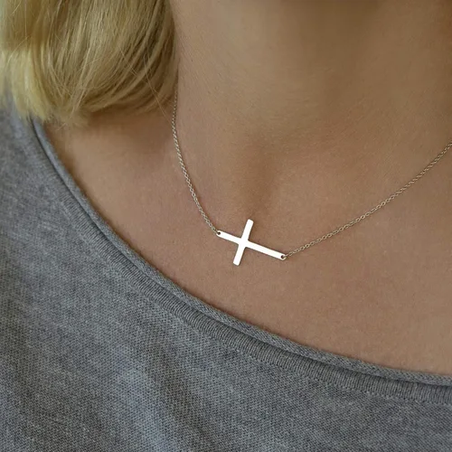 Vista 4 de Collar con cruz ubicada de costado de plata de ley 925