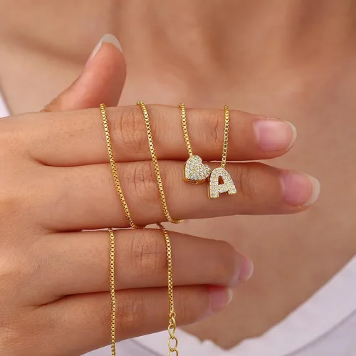 Vista 6 de Turandoss Collar con inicial de corazón de oro para mujer, delicado collar de letras de corazón personalizado chapado en oro de 18 quilates, collar