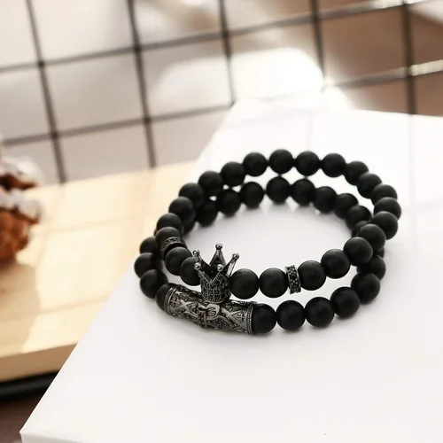 Vista 2 de KAMRESH - Juego de pulseras de cuentas negras mate de 8mm con piedras de ónix y abalorios de corona para mujer y hombre