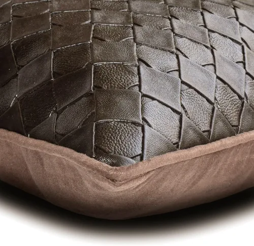 Vista 2 de The HomeCentric Funda de almohada decorativa marrón de 12 x 12 pulgadas, fundas de almohada de piel sintética con textura y almohadas sólidas