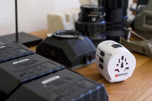 Vista 10 de SKROSS Pro Light World - Adaptador de viaje con USB Adaptador de viaje de 3 polos con sistema deslizante Diseñado para más de 200 países