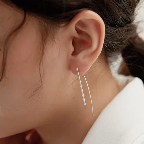 Vista 3 de Aretes de plata de ley 925 curvados hechos a mano, hipoalergénicos, minimalistas, modernos, largos, delgados, geométricos, lineales, para mujeres