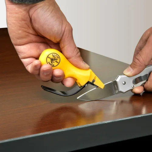 Vista 2 de Klein Tools 48036 Afilador de cuchillos y tijeras combinados, fabricado en Estados Unidos