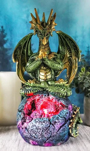 Vista 7 de Ebros Gift Meditación verde Gaia Terra Yoga Monje Dragón sentado en la Tierra Joven Esfera LED Orbe Girosfera Figurita Calabozos y Dragones Leyenda