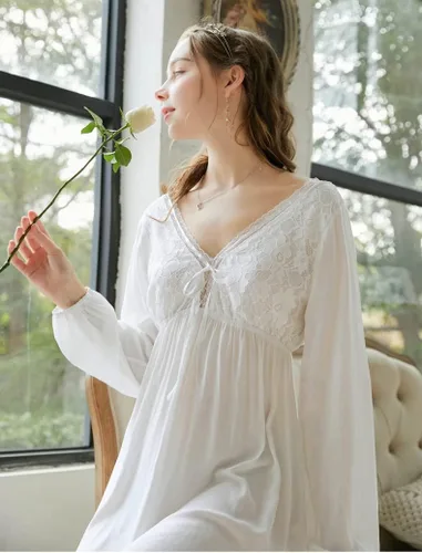 Vista 2 de Camisón de algodón de manga larga con cuello en V y encaje vintage para mujer