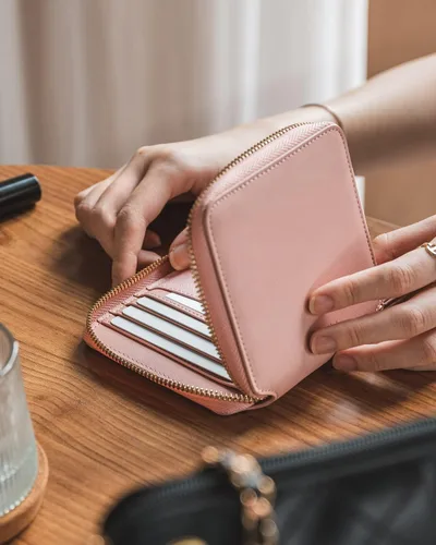Vista 3 de Cartera de piel para mujer, con bloqueo RFID, plegable, delgada, para tarjetas de crédito, con bolsillo con cremallera, Rosado, Classic