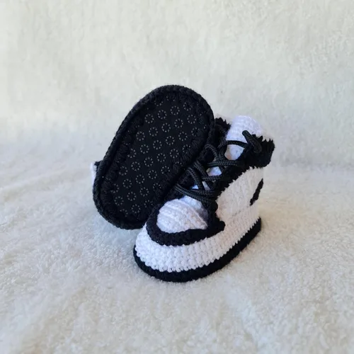 Vista 7 de Tenis de ganchillo orgánicos hechos a mano, botines Jordan suaves para recién nacidos con suela antideslizante, regalo personalizado para baby