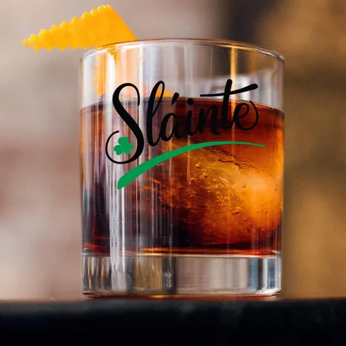 Vista 4 de Toasted Tales - Día de San Patricio - SLAINTE con hoja de trébol impreso en vasos de whisky Vasos de San Patricio para decoraciones de fiesta