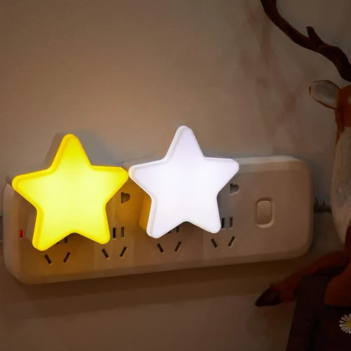 Vista 5 de Mudder 4 piezas de luz nocturna de estrella enchufable a la pared, luz nocturna LED suave, linda lámpara de pared para cuarto de bebé, sensor