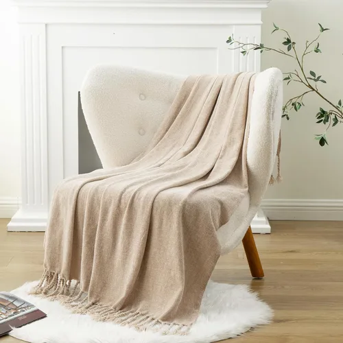 Vista 2 de BATTILO HOME Manta de Chenille Beige para Sofá, Manta Decorativa con Flecos Aterciopelados Color Caqui Tostado para Sofá Decoración del Hogar