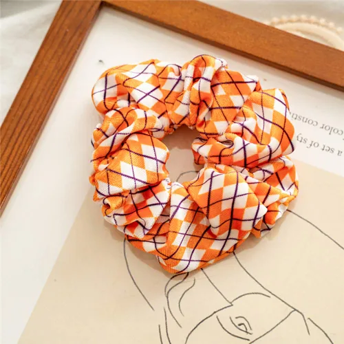 Vista 4 de Coleteros de terciopelo para el cabello de Halloween, bandas amarillas para el cabello, accesorios para el cabello a cuadros, coleteros a cuadros