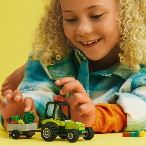 Vista 2 de Lego 60390 City Great Vehicles Park Tractor Farmhouse Toy Kit de construcción con animales de juguete, incluye minifigura, a partir de 5 años, idea