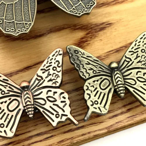 Vista 4 de 4 pomos de metal con forma de mariposa antigua para cajones (2 piezas de bronce y 2 bronce rojo)