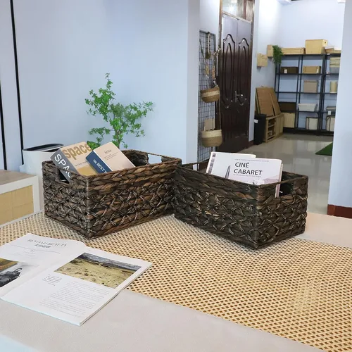 Vista 6 de Cesta rectangular tejida de jacinto de agua, cesta de almacenamiento oscura con asas interiores, estantes de cocina, escritorio de oficina