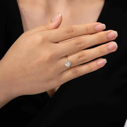 Vista 2 de Tienda Essentials Anillo de piedra natal de marzo de cristal importado de oro de 10 quilates (anteriormente colección Tienda)
