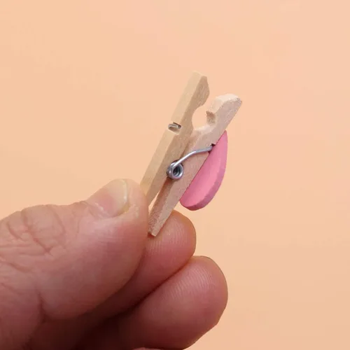 Vista 3 de NUOBESTY 50pcs mini pinzas de madera con corazones para boda, decoración del día de San Valentín