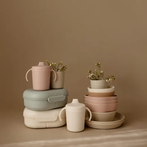 Vista 6 de mushie Trainer Sippy Cup Fabricado en Dinamarca Tapa Giratoria Resistente a Fugas y Asas 6 Meses + (Blush)