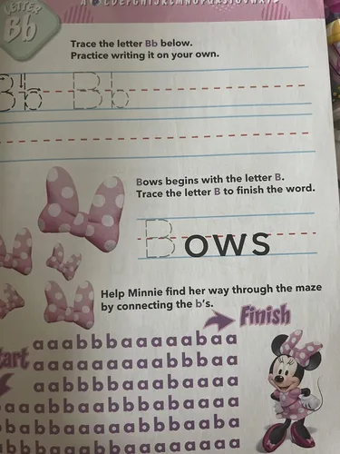 Vista 3 de Minnie Mouse Alphabet Learning Workbook