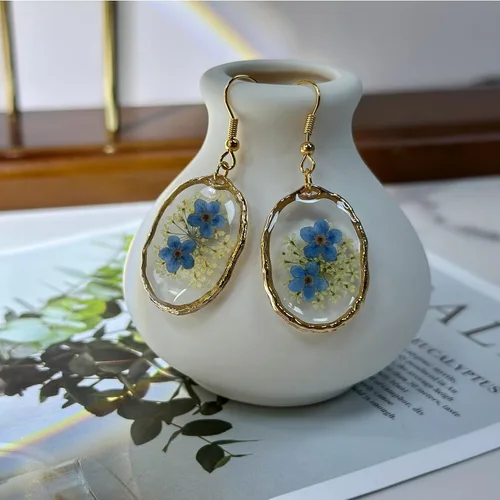 Vista 3 de Pendientes de flores prensadas, hechos a mano, con flores de olvidémino y encaje de la reina Ana, flores silvestres únicas de resina seca, perfectos