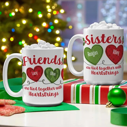 Vista 4 de Let's Make Memories Taza de Navidad personalizada, para amigos, taza de café personalizada, Heartstrings - 2-6 nombres - Mango blanco e