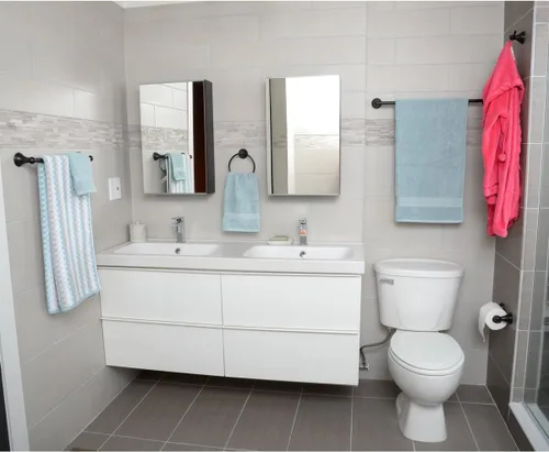 Vista 4 de Amazon Basics AB-BR817-OR - Paquete variado de accesorios de baño modernos, toallero, 5 piezas, bronce aceitado