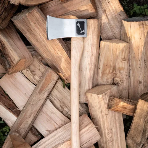 Vista 2 de The General: World Axe Throwing League Premium Competition Hacha de lanzamiento y hacha de camping multiusos o hacha de división de madera con funda