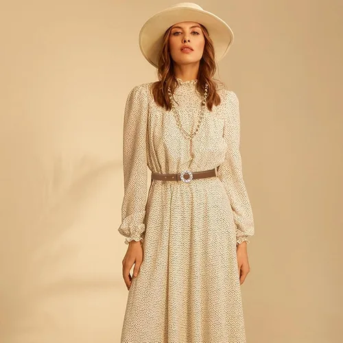 Vista 396 de Cinturón de cuero clásico con hebilla de metal para mujer con vestido de jeans