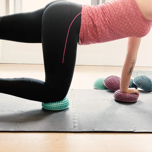Vista 2 de Navaris 2 cápsulas de equilibrio Hedgehog – Juego de 2 cúpulas de fitness puntiagudas para deportes, masaje de pies, entrenamiento de estabilidad