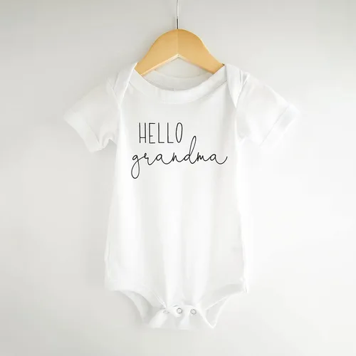 Vista 6 de Bump and Beyond Designs Anuncio de embarazo Recién nacido, Hola abuela