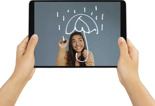 Vista 6 de Mattel Games Pictionary Air Kids Vs. Grown-Ups Juego familiar para la noche de juegos con bolígrafo de luz y tarjetas de pistas, se conecta a