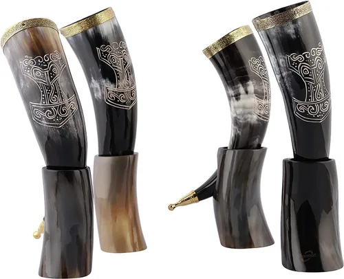 Vista 2 de Cuerno vikingo hecho a mano con soporte, taza de cuerno de buey genuino para cerveza, aguamiel, cerveza y vino Martillo de Thor Mjölnir tallado