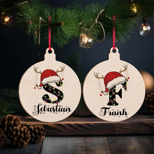 Vista 6 de Adorno de Navidad personalizado con inicial de sombrero de Papá Noel, decoración de árbol de Navidad con nombre de familia, calcetín con monograma