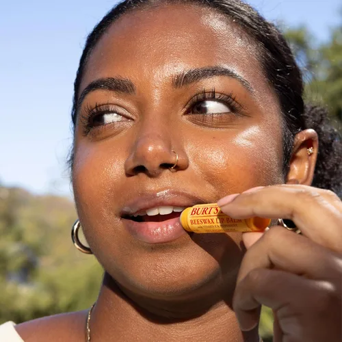 Vista 3 de Burt's Bees - Bálsamo labial hidratante 100% natural, de cera de abejas original con vitamina E y aceite de menta - 4 tubos