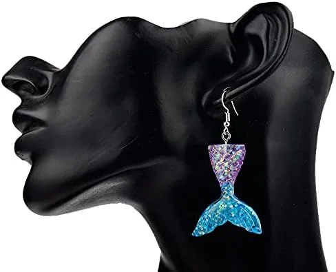 Vista 2 de Yissw Juego de 2 aretes coloridos de resina con cola de sirena y cola de pez de dibujos animados para niñas y mujeres, Resina, Resina