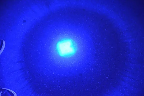 Vista 3 de Linterna LED azul escalable, 3 modos, haz azul de largo alcance, para pesca nocturna y actividades al aire libre - Negro