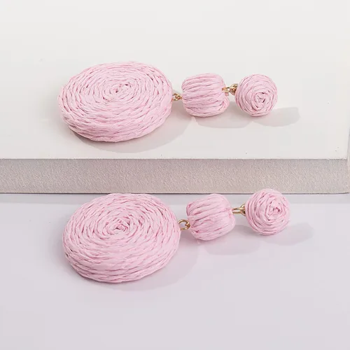 Vista 9 de Statement Raffia - Aretes redondos de bola colgantes de rafia, bonitos aretes bohemios hechos a mano para el verano para mujer