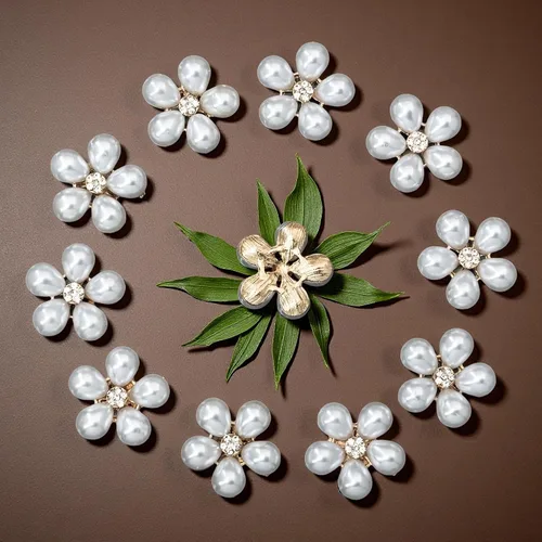 Vista 6 de 30 piezas chapadas en plata de 5 pétalos, cuentas de flores de diamantes de imitación, botón de adorno para ropa hecha a mano, zapatos, sombreros