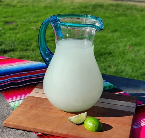 Vista 2 de Jarra mexicana de vidrio soplado a mano, borde y mango Aqua (84 oz)