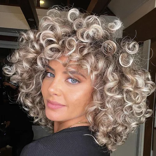 Vista 8 de Pelucas rizadas marrones para mujeres negras, peluca rizada afro suave con flequillo, suelta, bonita, rizada, resistente al calor, aspecto natural