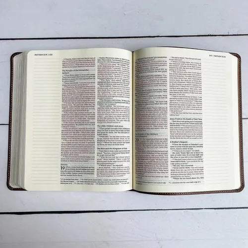 Vista 6 de Biblia personalizada NIV para hacer anotaciones, marrón con gran cruz, opción de personalizar con nombre escrito a mano en la portada..
