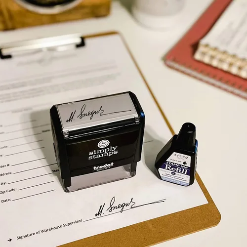 Vista 2 de Sello de firma personalizado con botella extra de tinta Varios colores disponibles (negro)