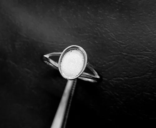 Vista 4 de Anillo de plata de ley 925 con forma ovalada, bisel en blanco con banda dividida, base de anillo en blanco, bisel para trabajo de resina y piedras