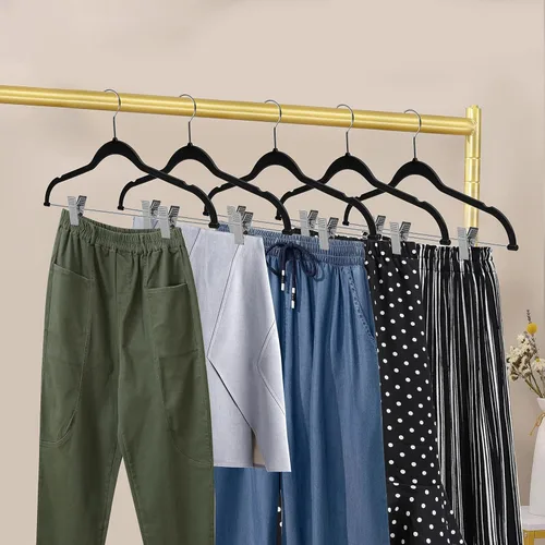 Vista 7 de Juego de 70 perchas de plástico de calidad, 50 perchas resistentes para adultos y 20 ganchos de clip para una organización versátil del armario