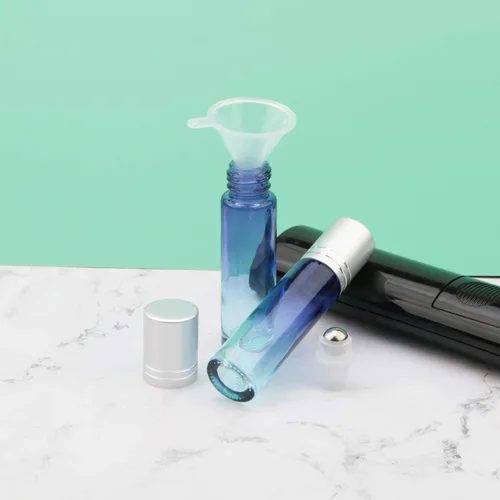 Vista 4 de Juego de 10 botellas enrollables de vidrio, 0.3 fl oz (1/3 onza), tarros de rodillo de gradiente azul con abridor de embudos, frascos de vidrio