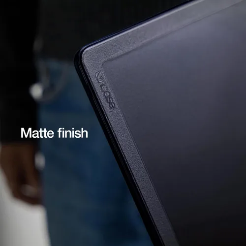 Vista 2 de Incase Edge - Funda rígida con Makrolon para MacBook Air de 15 pulgadas, color negro